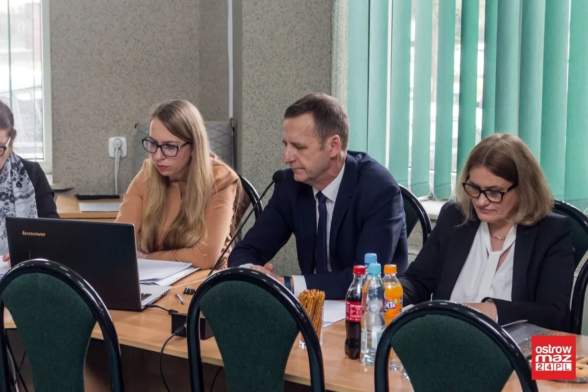Podjęli szereg uchwał i przyjęli wiele sprawozdań. Sesja rady gminy Ostrów Mazowiecka (zdjęcia, wideo)