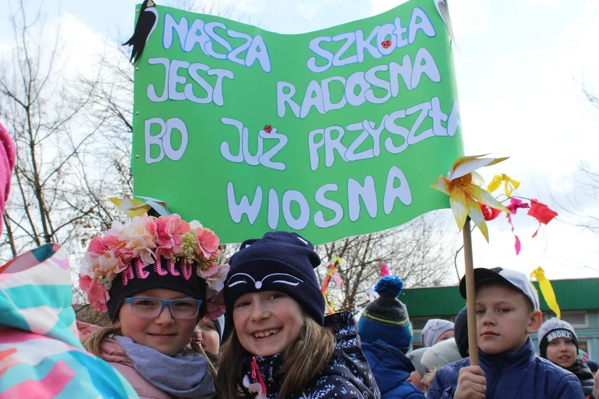Społeczność szkolna "jedynki" przepędziła zimę i powitała wiosnę (zdjęcia)