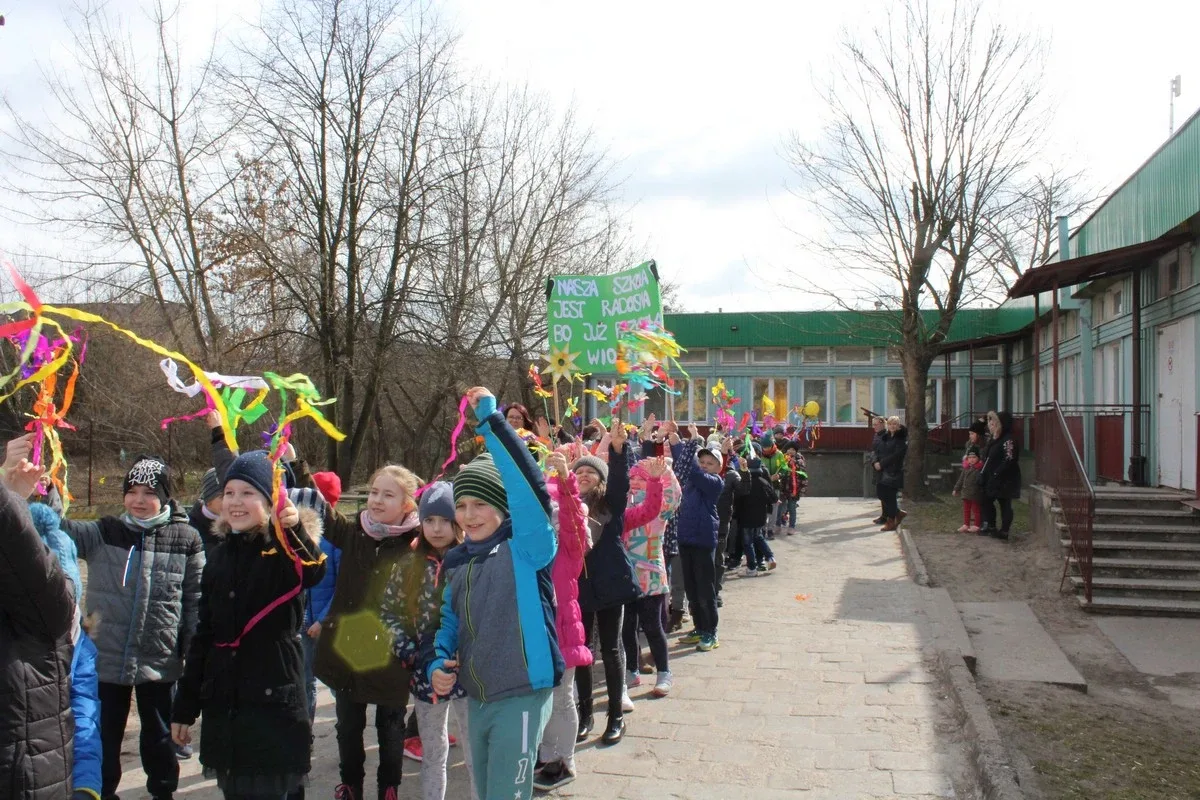 Społeczność szkolna "jedynki" przepędziła zimę i powitała wiosnę (zdjęcia)