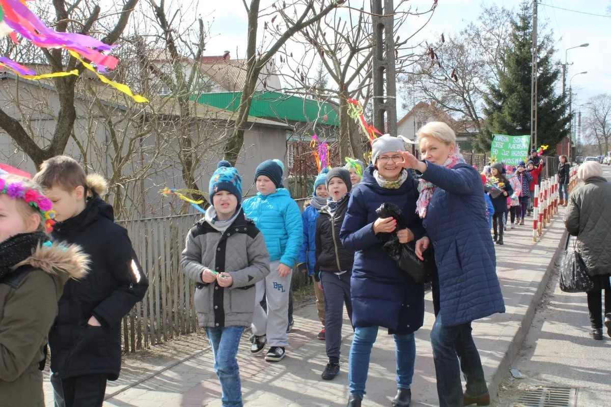 Społeczność szkolna "jedynki" przepędziła zimę i powitała wiosnę (zdjęcia)