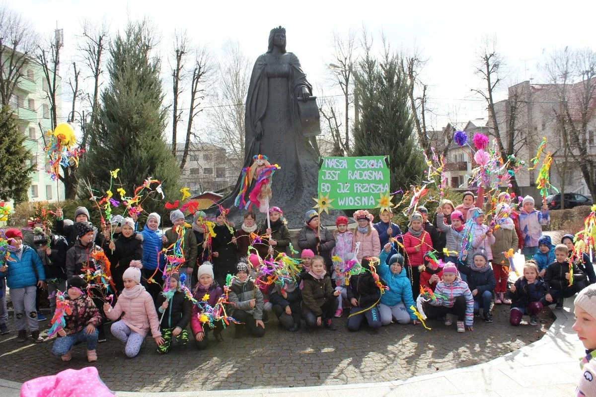 Społeczność szkolna "jedynki" przepędziła zimę i powitała wiosnę (zdjęcia)