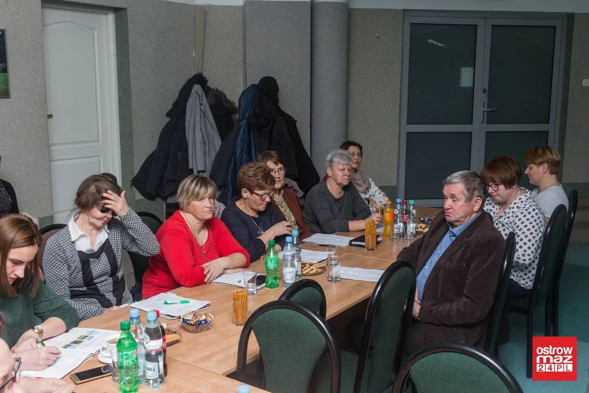 Sesja w gminie z kwiatami w tle (zdjęcia, wideo)