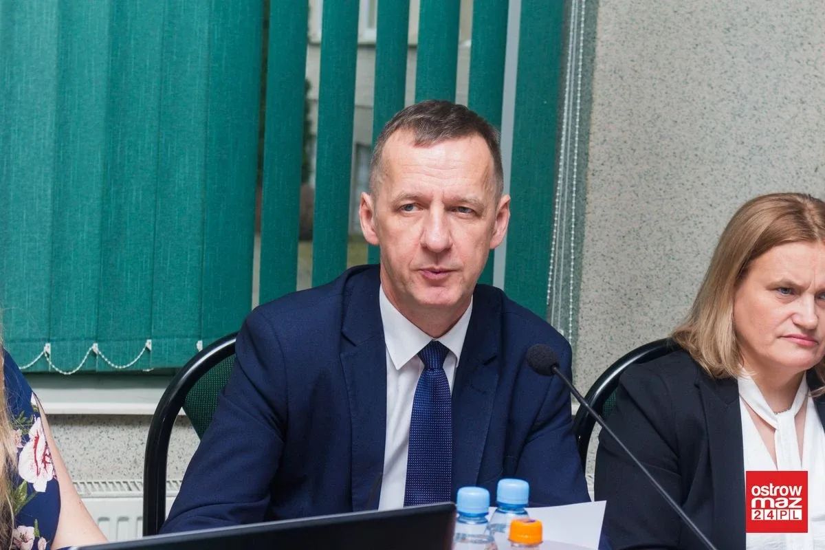 Sesja w gminie z kwiatami w tle (zdjęcia, wideo)