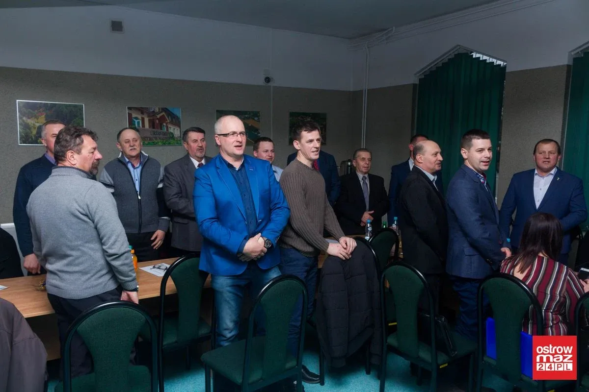 Sesja w gminie z kwiatami w tle (zdjęcia, wideo)