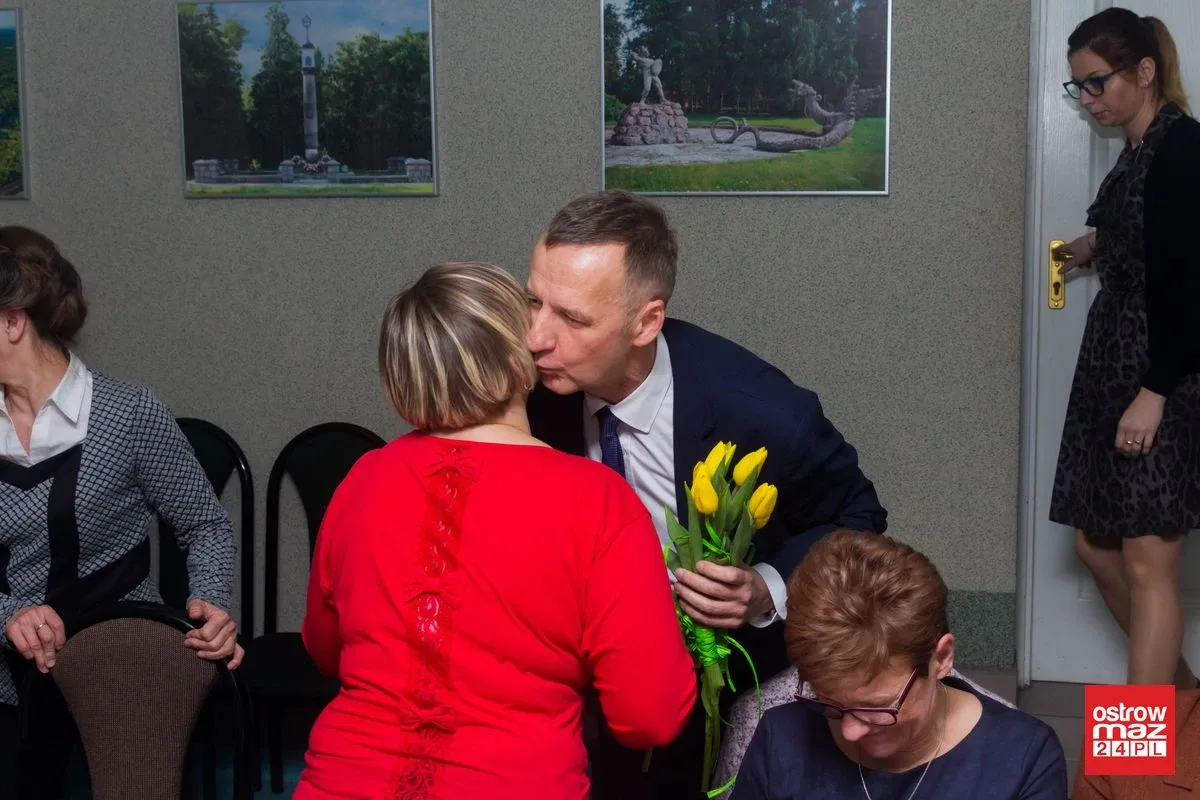 Sesja w gminie z kwiatami w tle (zdjęcia, wideo)