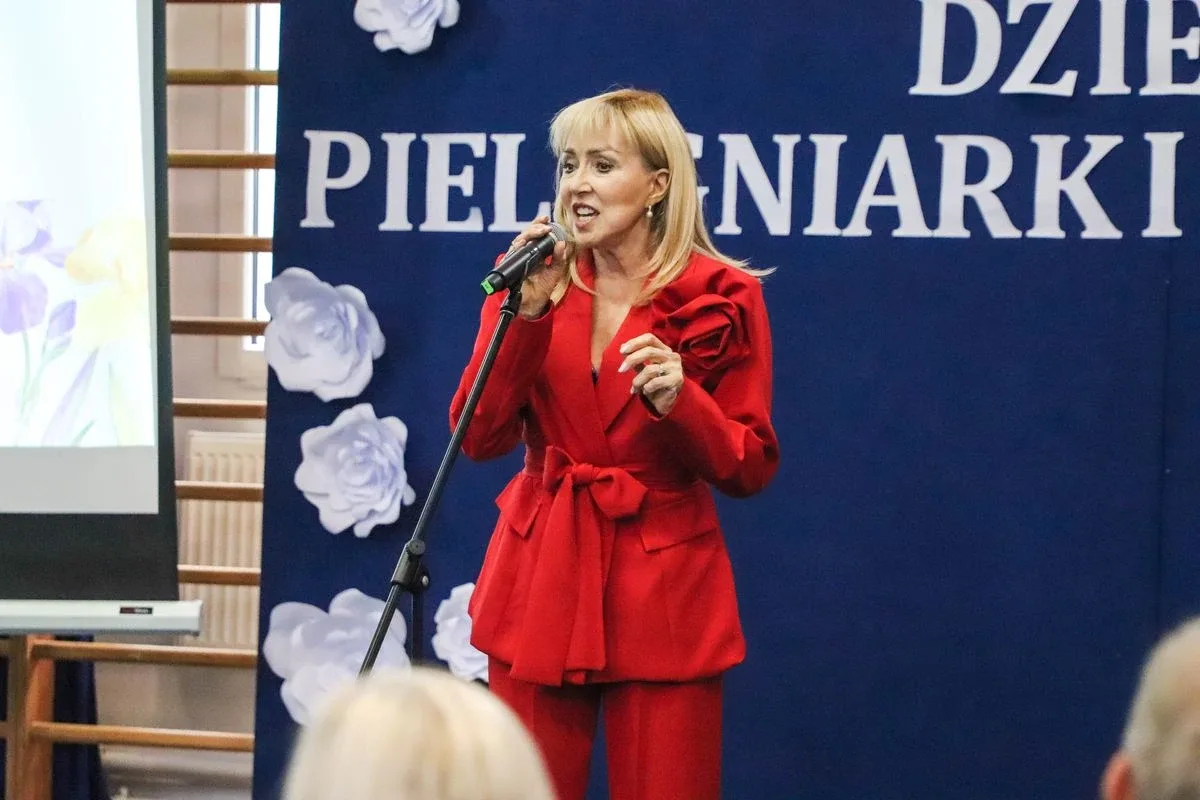 Powiatowe obchody Dnia Pielęgniarek i Położnych. Doceniono pielęgniarki, położne i pielęgniarza (zdjęcia, wideo)