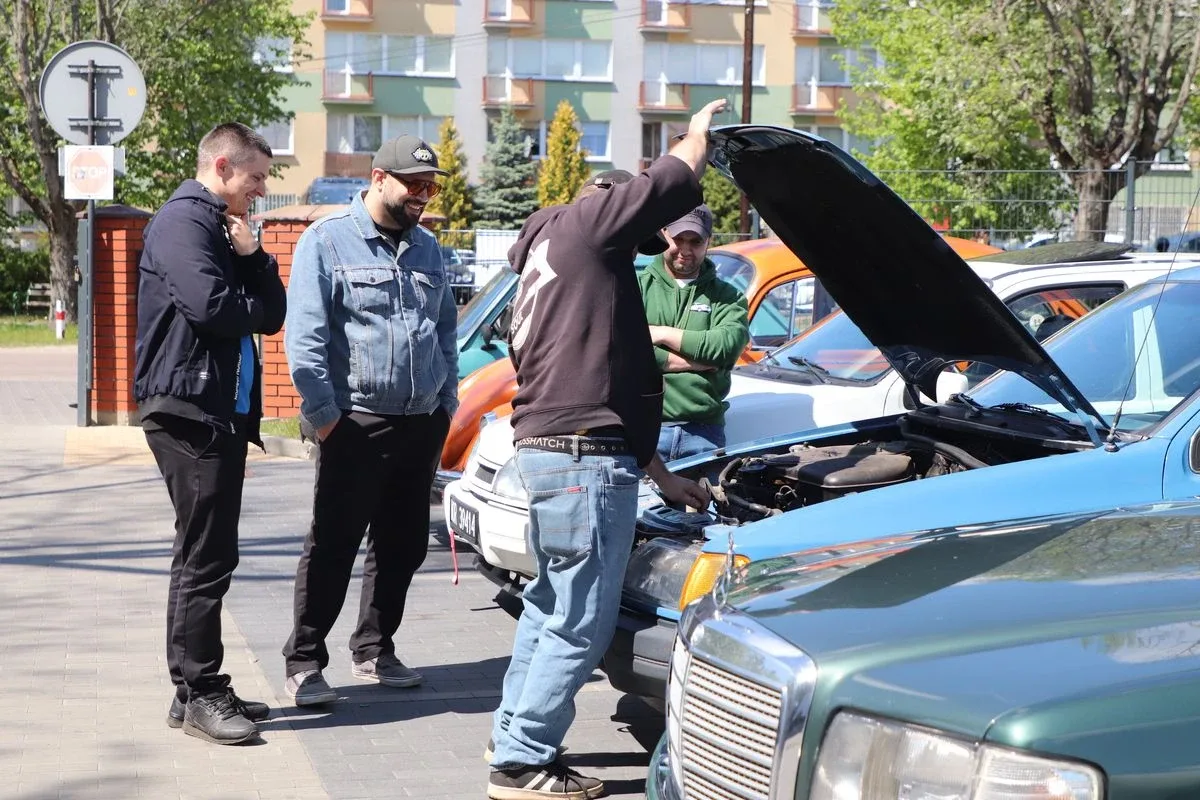 Klasyczne i zabytkowe auta przyciągnęły tłumy miłośników motoryzacji (zdjęcia, wideo)