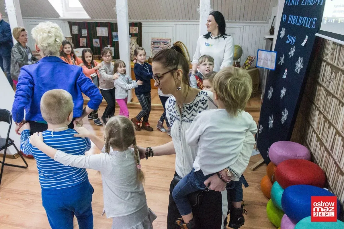 Zabawa dzieci w bibliotece (zdjęcia, wideo)