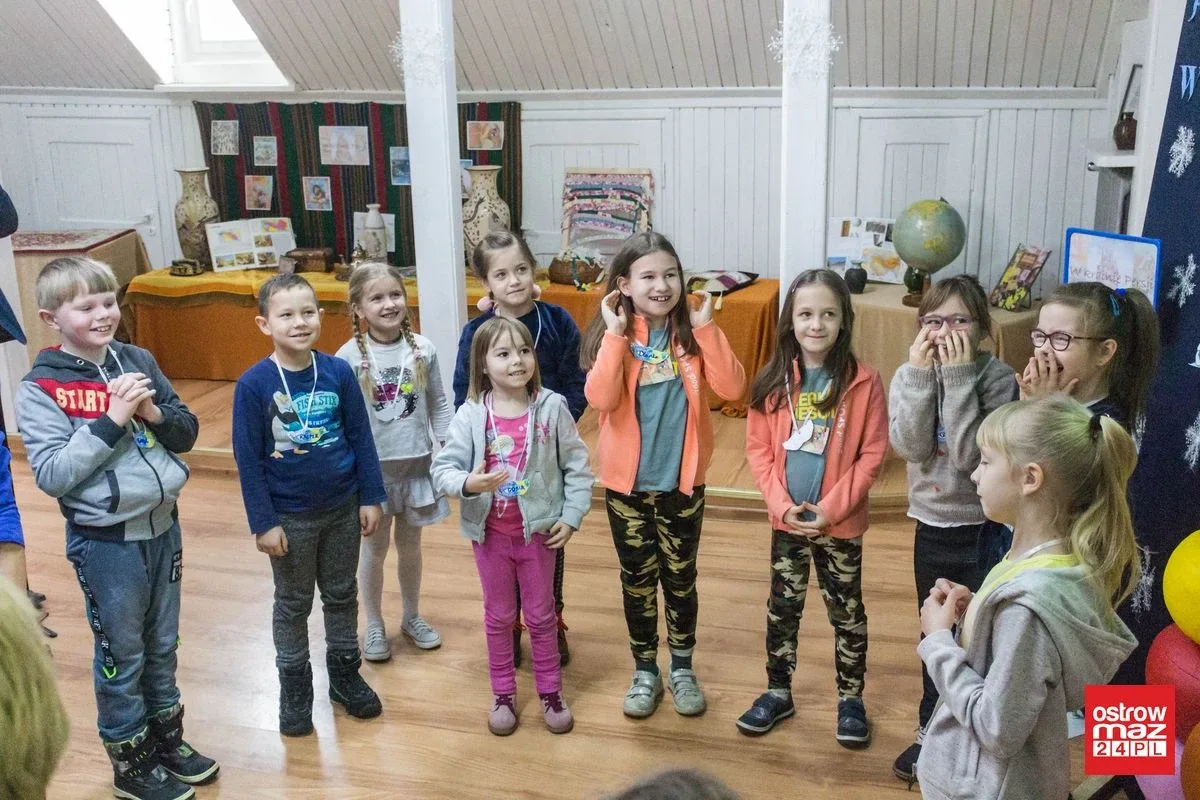 Zabawa dzieci w bibliotece (zdjęcia, wideo)