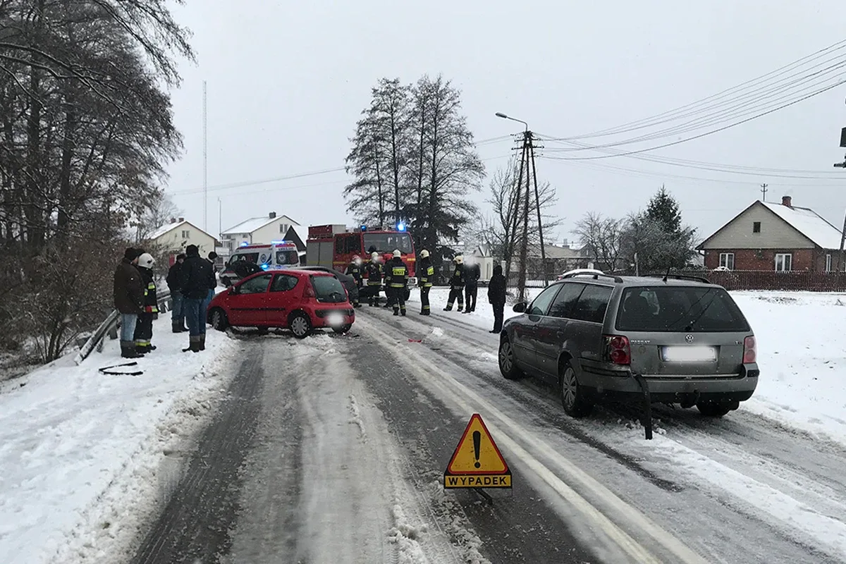 Dwa zdarzenia drogowe w jednym miejscu (zdjęcia)