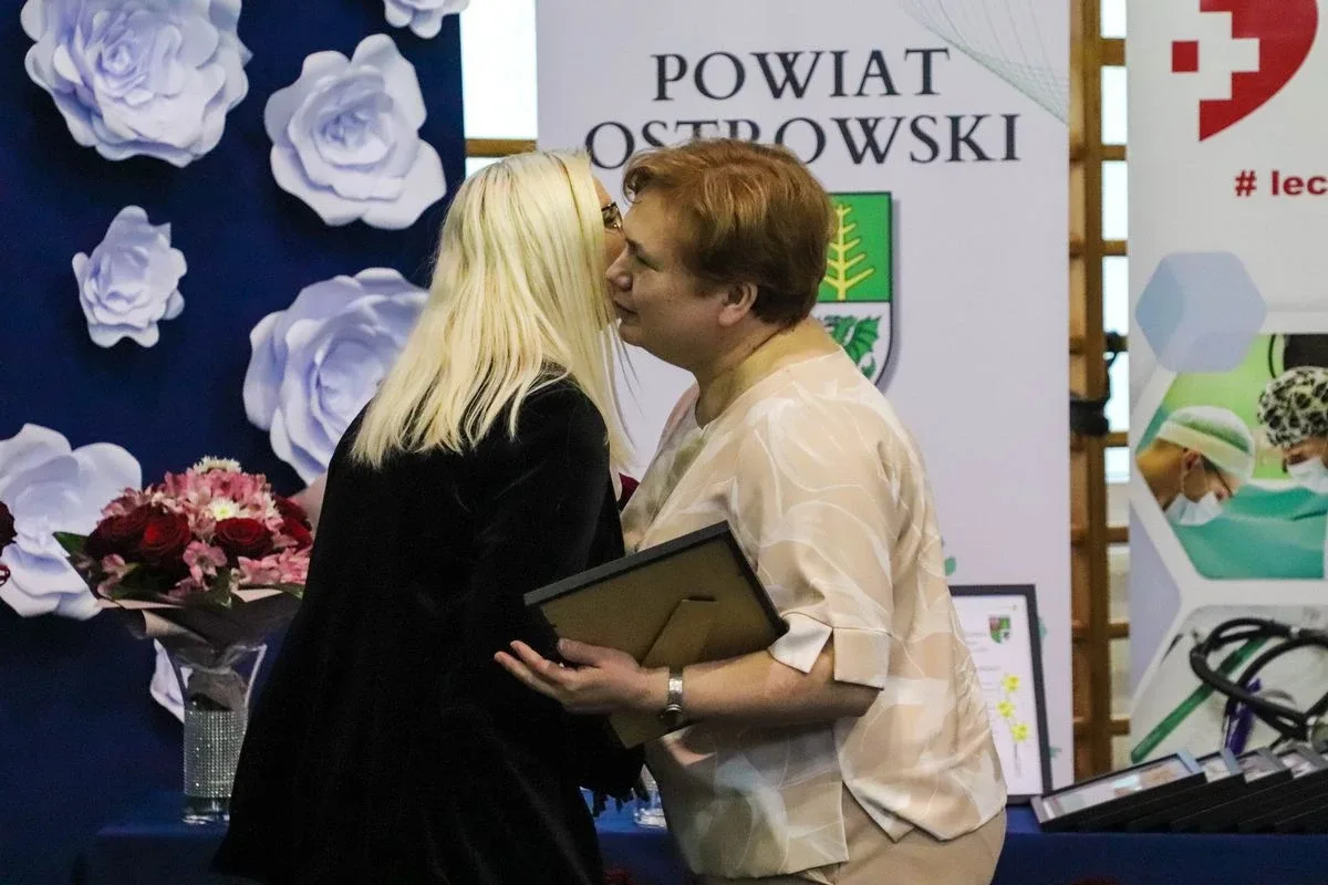 Powiatowe obchody Dnia Pielęgniarek i Położnych. Doceniono pielęgniarki, położne i pielęgniarza (zdjęcia, wideo)