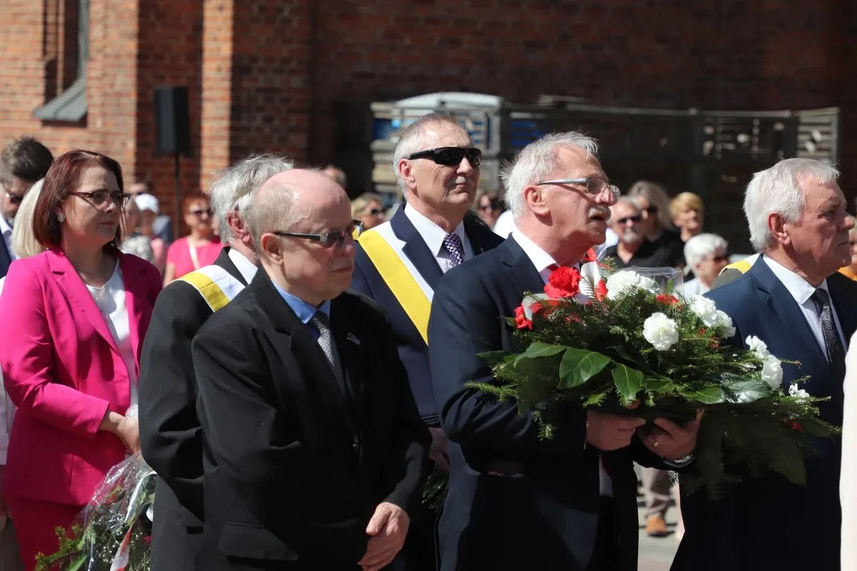 Huk salwy, dźwięk orkiestry i tłumy mieszkańców. Tak Ostrów uczciła Święto Konstytucji 3 Maja (zdjęcia, wideo)