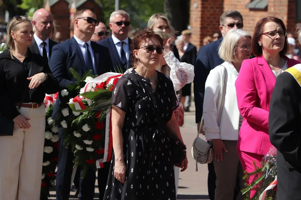 Huk salwy, dźwięk orkiestry i tłumy mieszkańców. Tak Ostrów uczciła Święto Konstytucji 3 Maja (zdjęcia, wideo)
