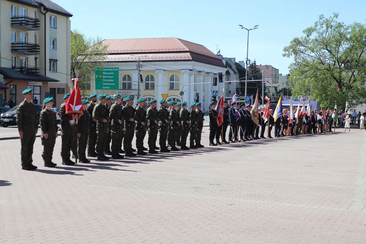 Huk salwy, dźwięk orkiestry i tłumy mieszkańców. Tak Ostrów uczciła Święto Konstytucji 3 Maja (zdjęcia, wideo)