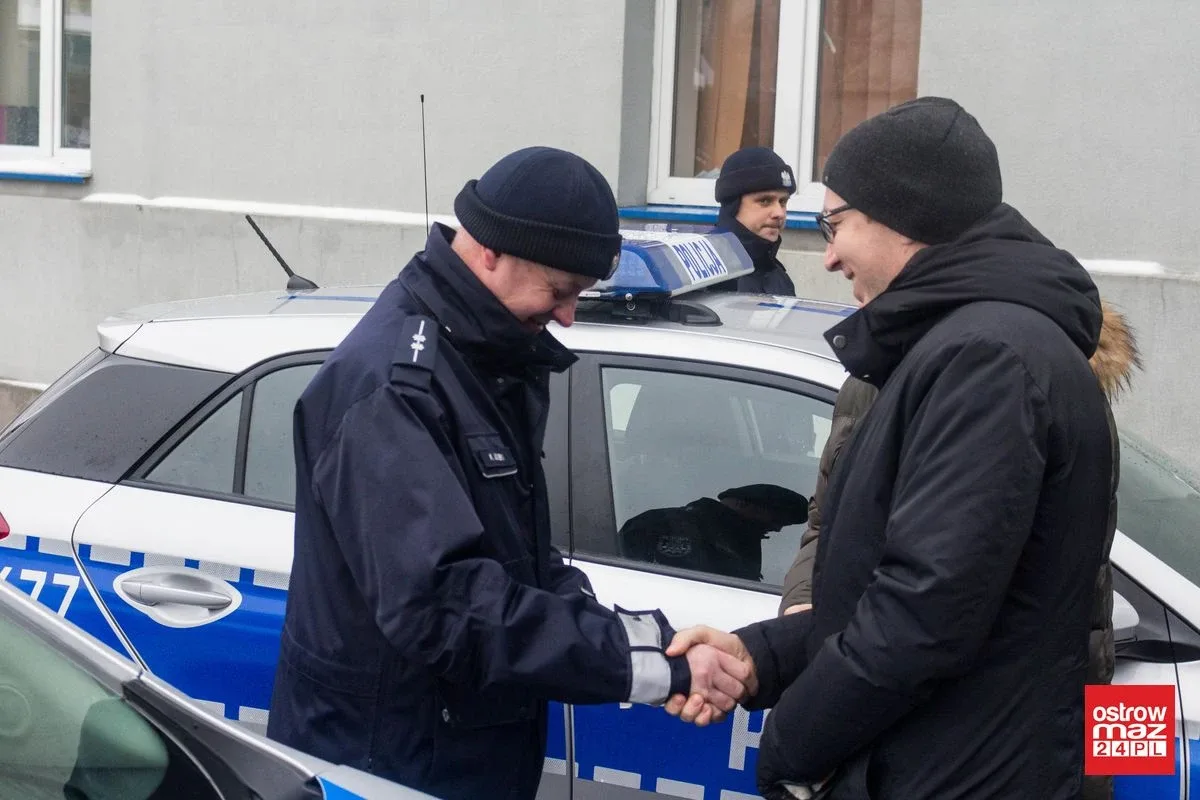 Ostrowscy policjanci z nowymi radiowozami (zdjęcia)