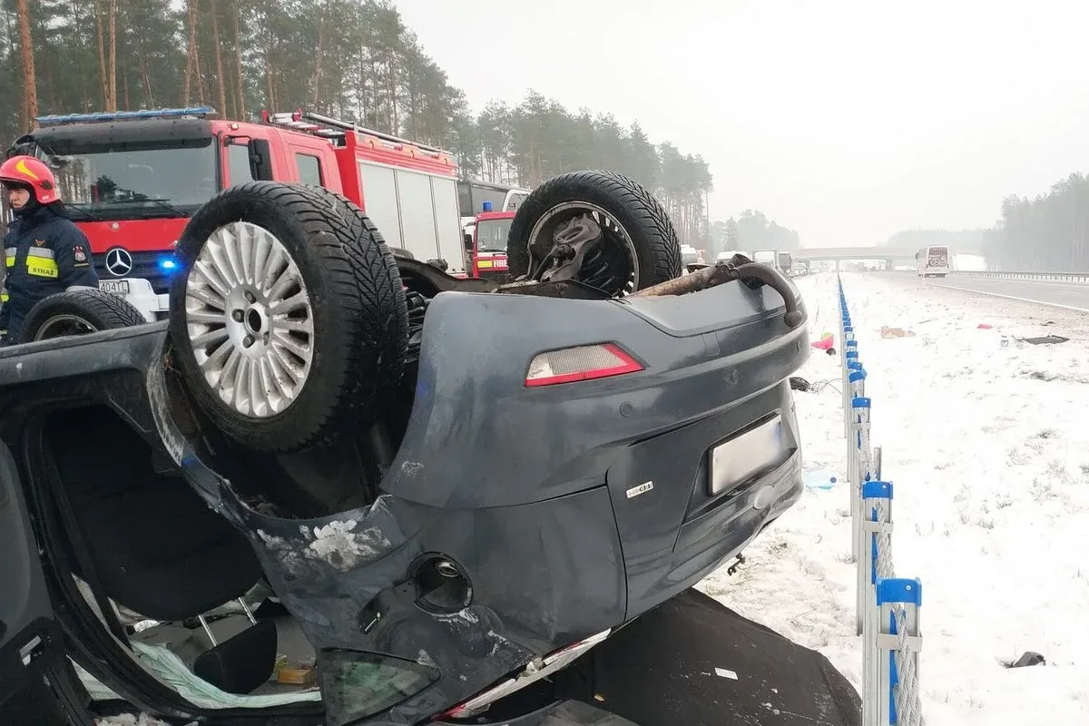 Wypadek na S8. Zderzenie osobówki z cysterną (zdjęcia)