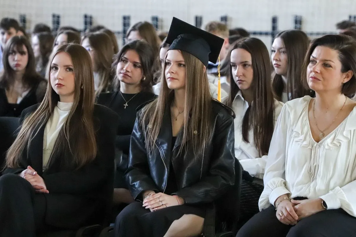 Koniec szkoły, czas na maturę. Uczniowie "Koperniczka" pożegnali szkolne ławki (zdjęcia, wideo)