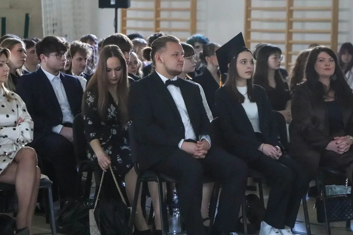 Koniec szkoły, czas na maturę. Uczniowie "Koperniczka" pożegnali szkolne ławki (zdjęcia, wideo)