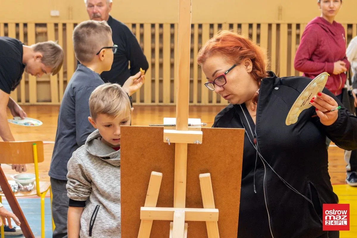 Wspólne malowanie seniorów i uczniów ZSS w Starym Lubiejewie (zdjęcia)