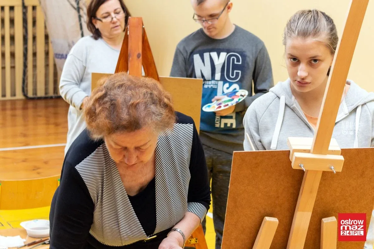 Wspólne malowanie seniorów i uczniów ZSS w Starym Lubiejewie (zdjęcia)