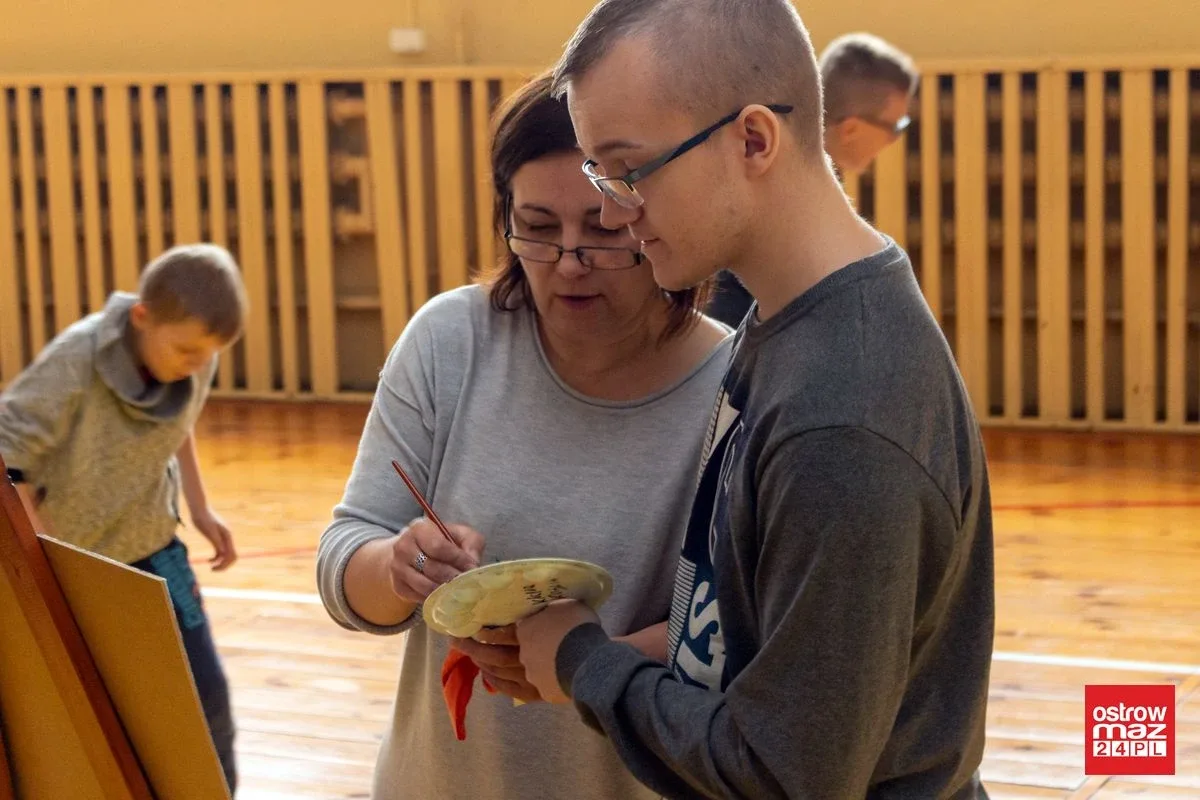 Wspólne malowanie seniorów i uczniów ZSS w Starym Lubiejewie (zdjęcia)