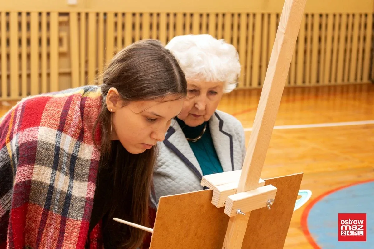Wspólne malowanie seniorów i uczniów ZSS w Starym Lubiejewie (zdjęcia)