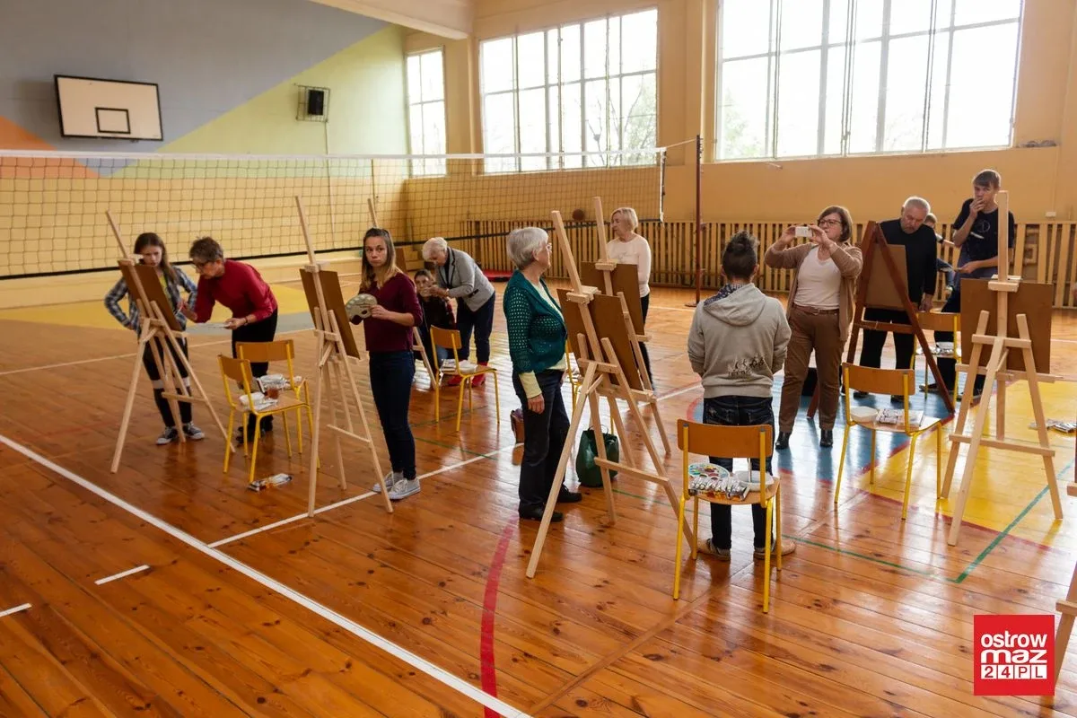 Wspólne malowanie seniorów i uczniów ZSS w Starym Lubiejewie (zdjęcia)