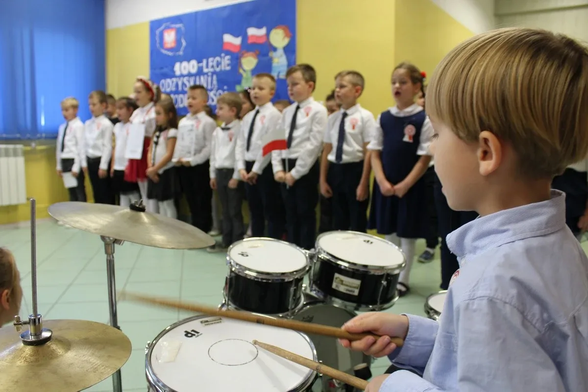 Najmłodsi uczniowie "jedynki" dla niepodległej (zdjęcia)