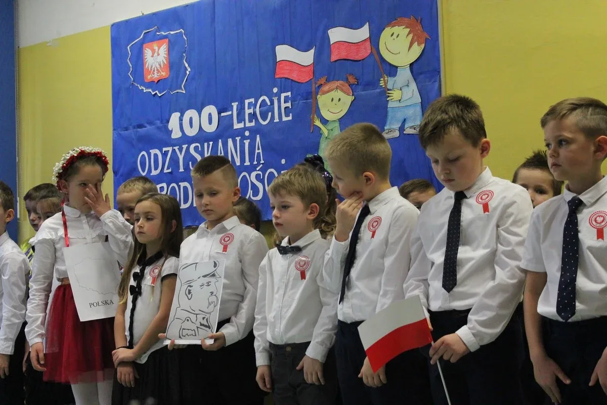 Najmłodsi uczniowie "jedynki" dla niepodległej (zdjęcia)