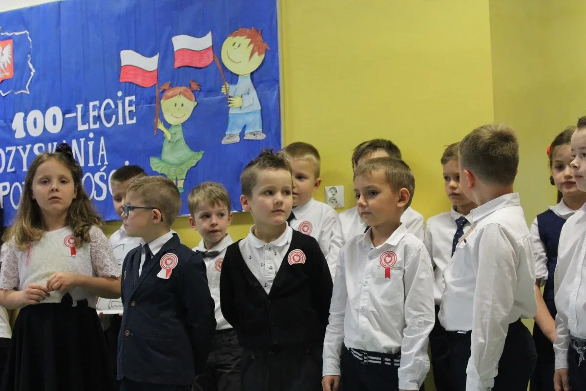 Najmłodsi uczniowie "jedynki" dla niepodległej (zdjęcia)