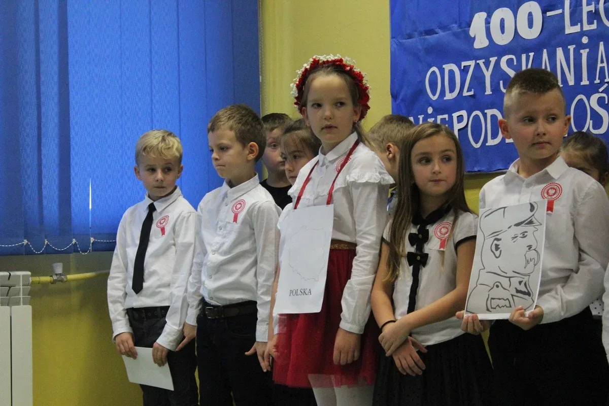 Najmłodsi uczniowie "jedynki" dla niepodległej (zdjęcia)