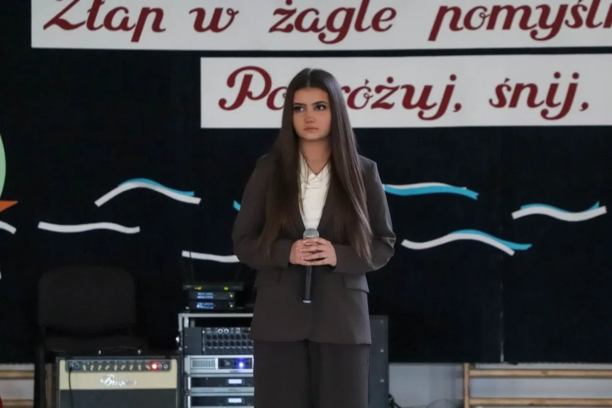 Koniec szkoły, czas na maturę. Uczniowie "Koperniczka" pożegnali szkolne ławki (zdjęcia, wideo)