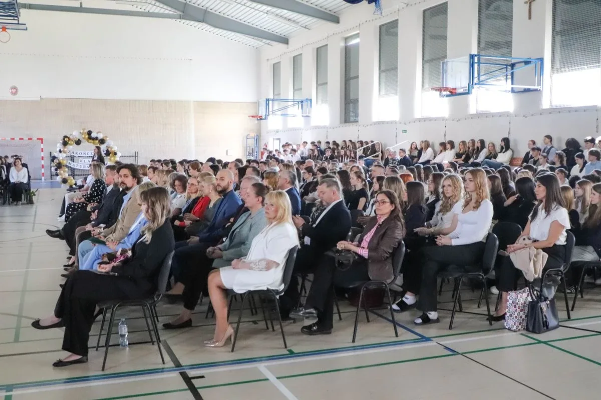 Koniec szkoły, czas na maturę. Uczniowie "Koperniczka" pożegnali szkolne ławki (zdjęcia, wideo)