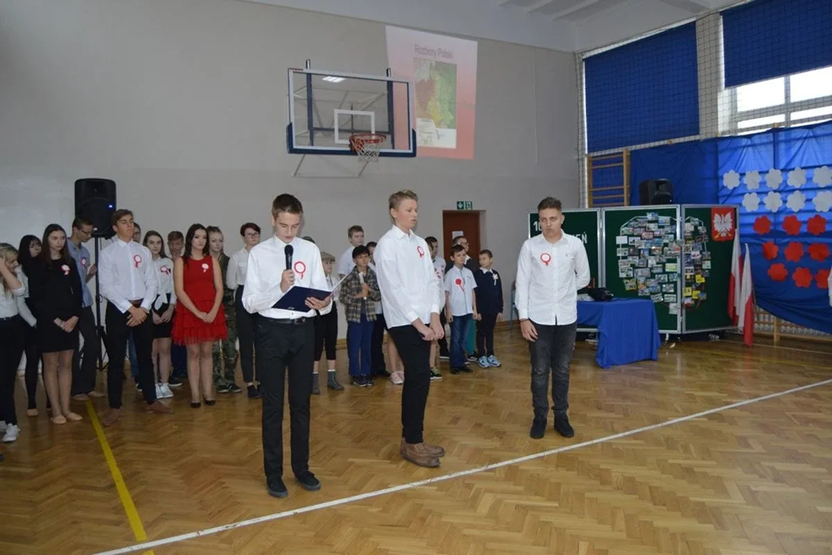 Patriotyczny apel w ostrowskiej "trójce" (zdjęcia)