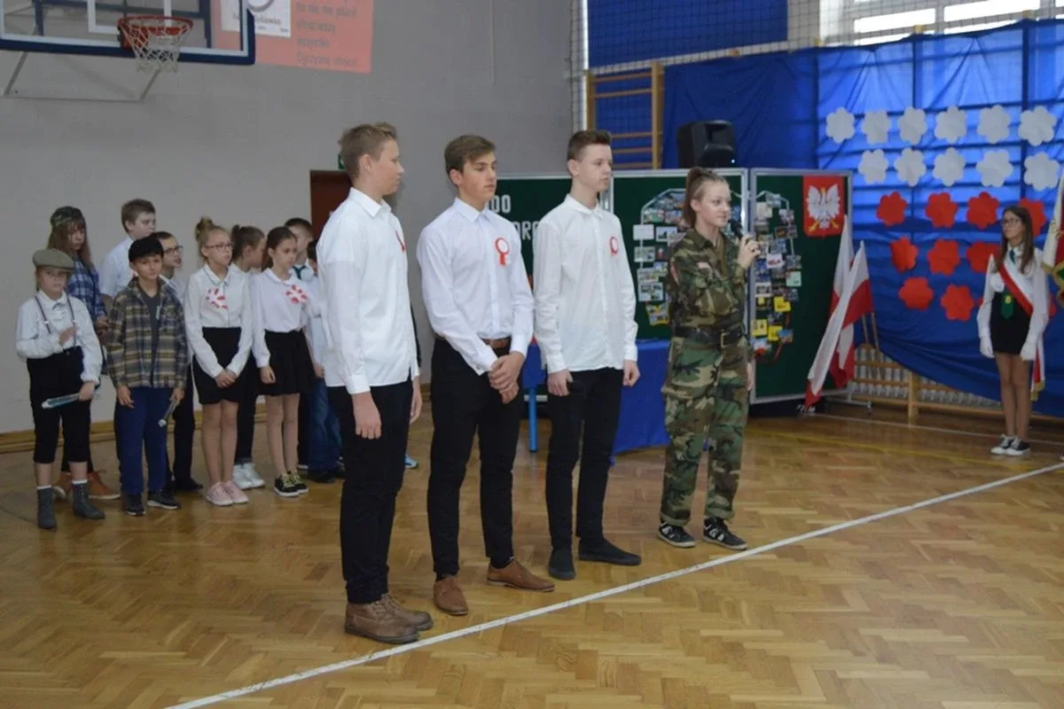 Patriotyczny apel w ostrowskiej "trójce" (zdjęcia)