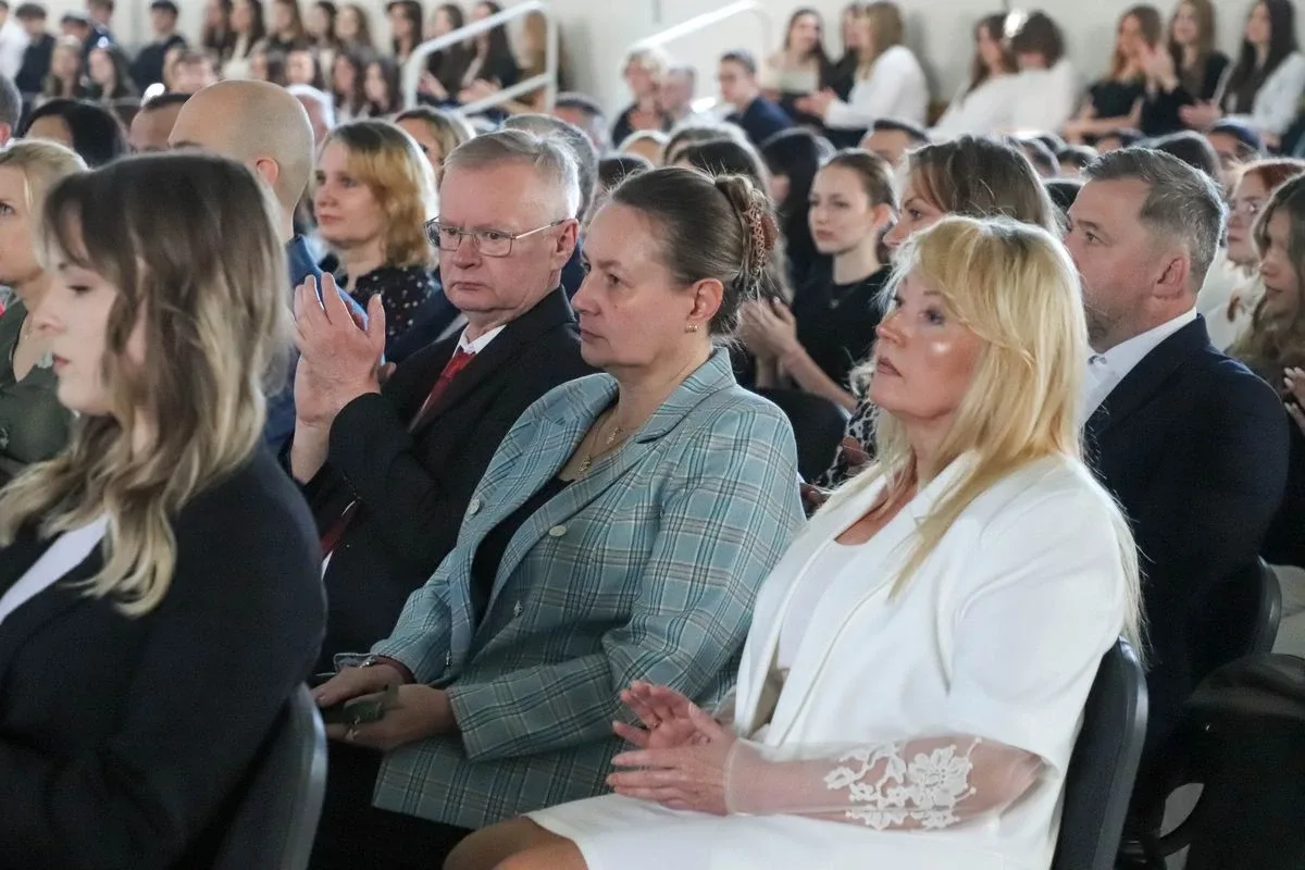 Koniec szkoły, czas na maturę. Uczniowie "Koperniczka" pożegnali szkolne ławki (zdjęcia, wideo)