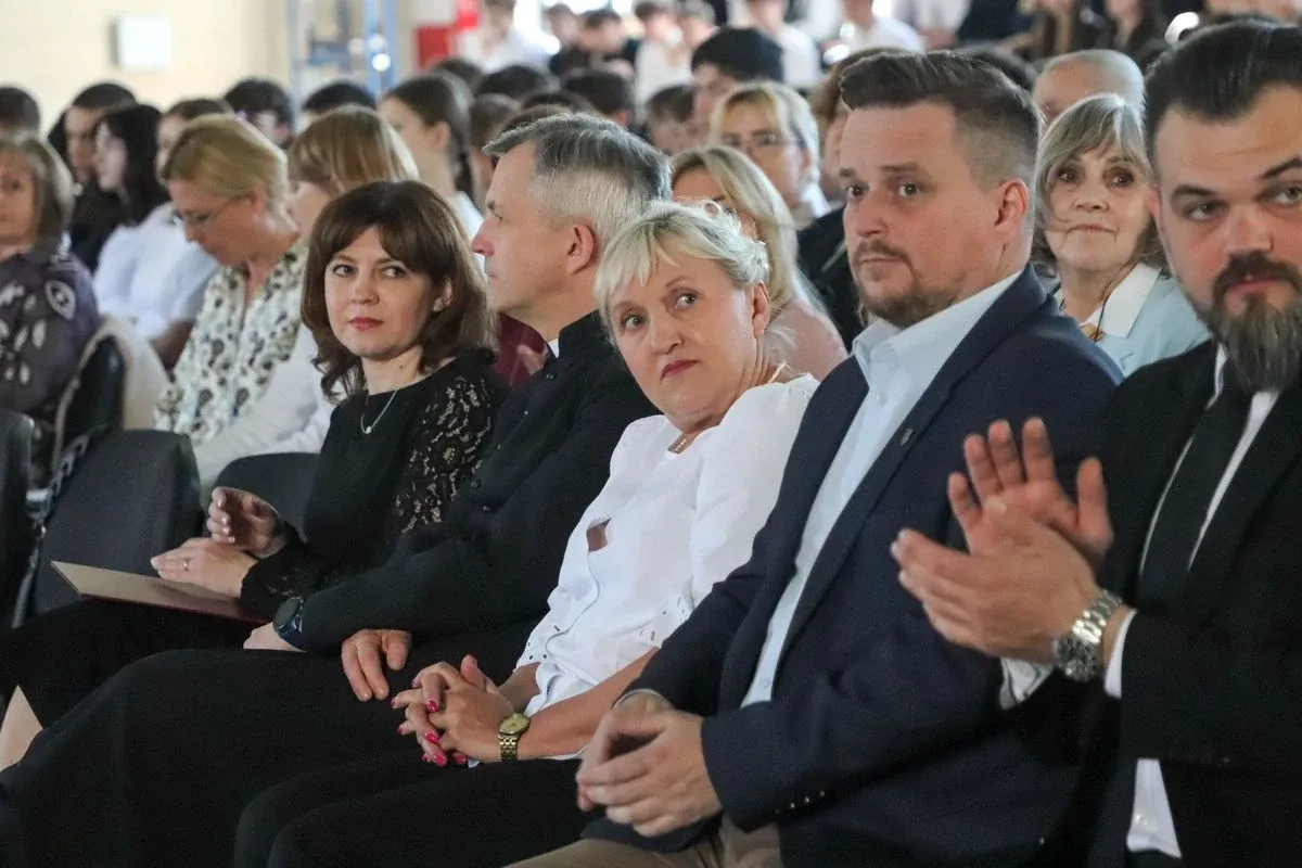 Koniec szkoły, czas na maturę. Uczniowie "Koperniczka" pożegnali szkolne ławki (zdjęcia, wideo)