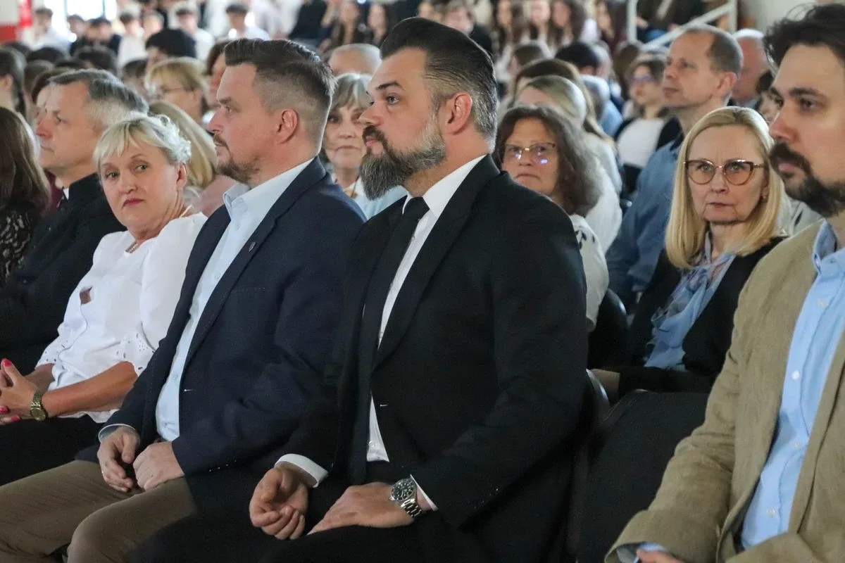 Koniec szkoły, czas na maturę. Uczniowie "Koperniczka" pożegnali szkolne ławki (zdjęcia, wideo)