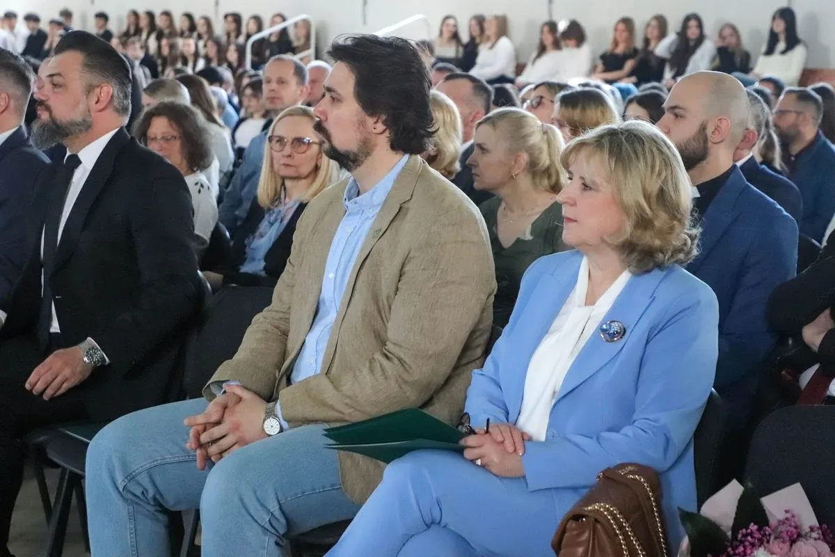 Koniec szkoły, czas na maturę. Uczniowie "Koperniczka" pożegnali szkolne ławki (zdjęcia, wideo)