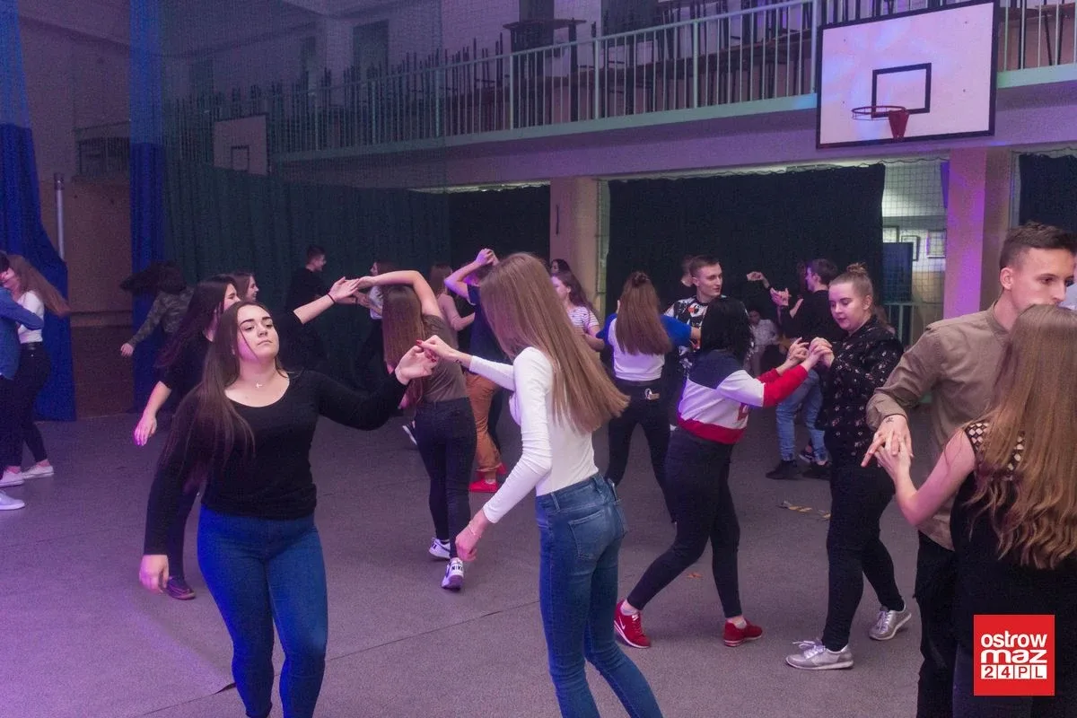 Dyskoteka młodzieży w "Rubinku" (zdjęcia, wideo)
