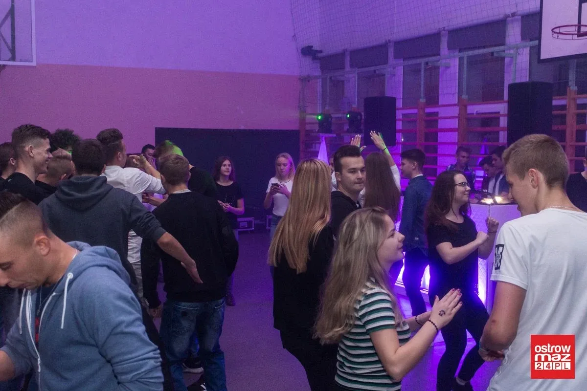 Dyskoteka młodzieży w "Rubinku" (zdjęcia, wideo)