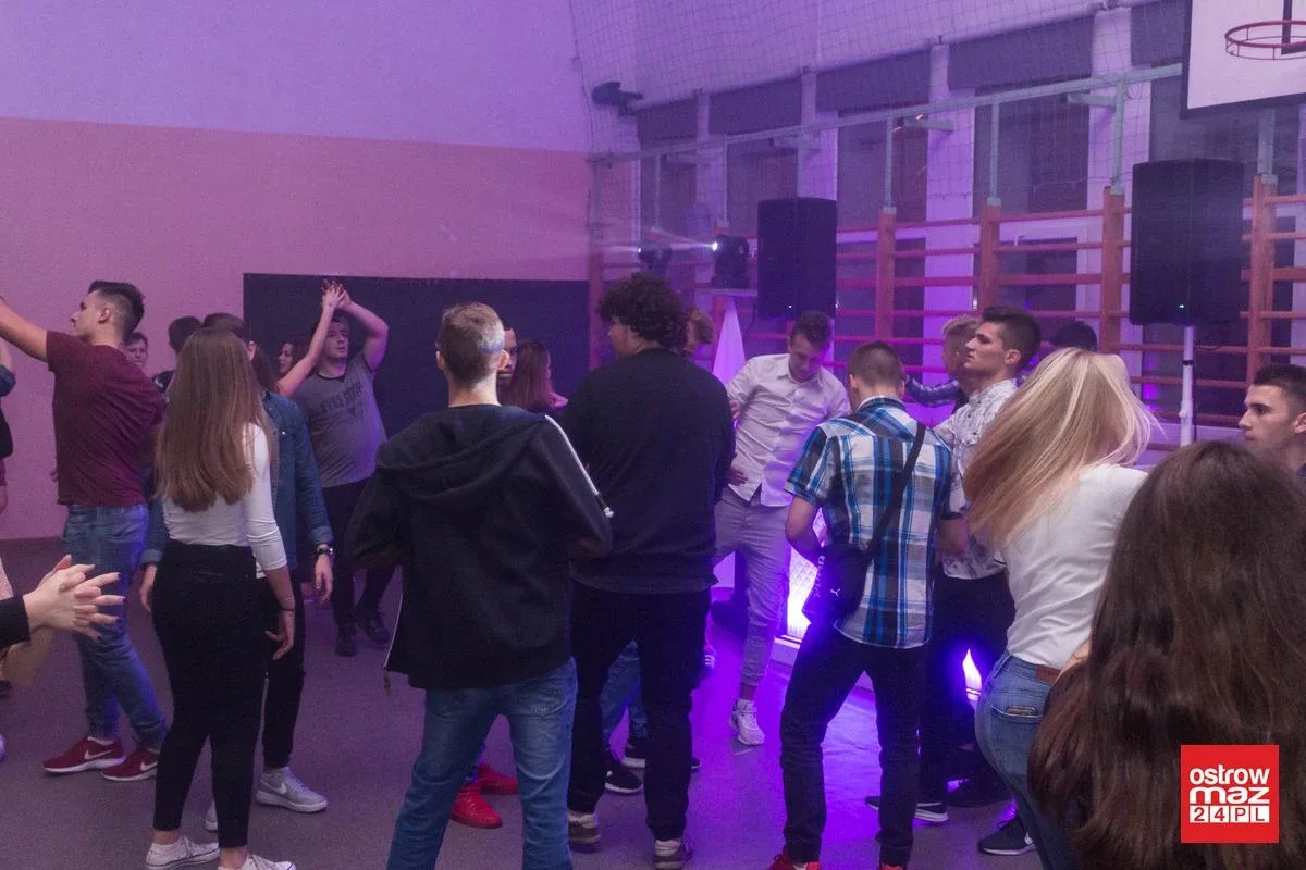 Dyskoteka młodzieży w "Rubinku" (zdjęcia, wideo)