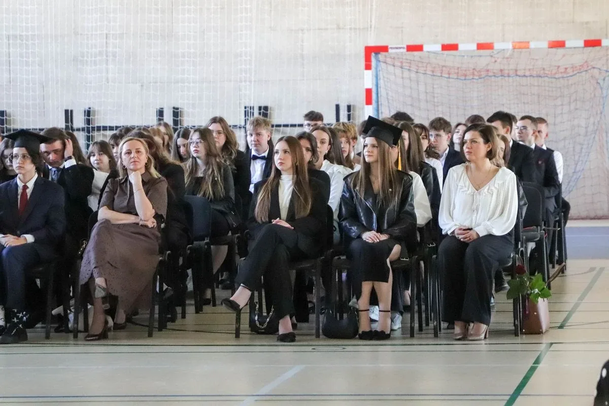 Koniec szkoły, czas na maturę. Uczniowie "Koperniczka" pożegnali szkolne ławki (zdjęcia, wideo)