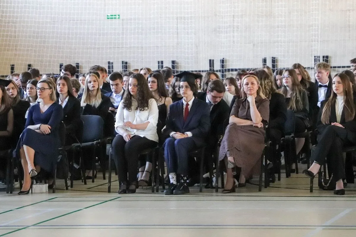 Koniec szkoły, czas na maturę. Uczniowie "Koperniczka" pożegnali szkolne ławki (zdjęcia, wideo)