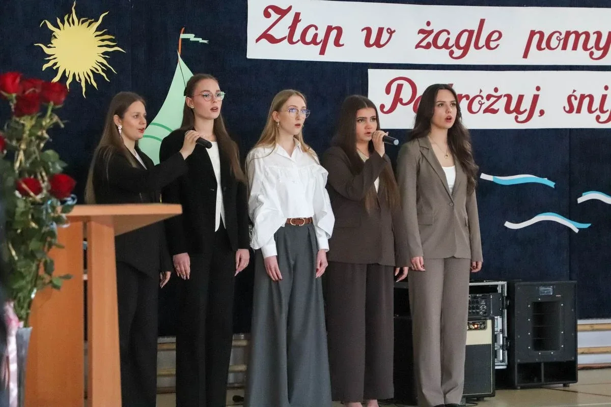 Koniec szkoły, czas na maturę. Uczniowie "Koperniczka" pożegnali szkolne ławki (zdjęcia, wideo)