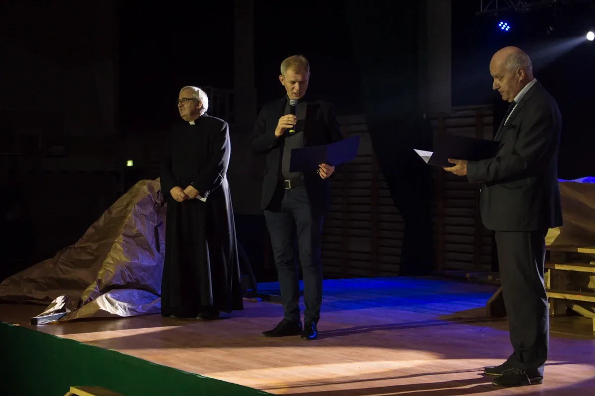 Misterium pasyjne w wykonaniu grupy Rzeczpospolita Apostolska (zdjęcia, wideo)