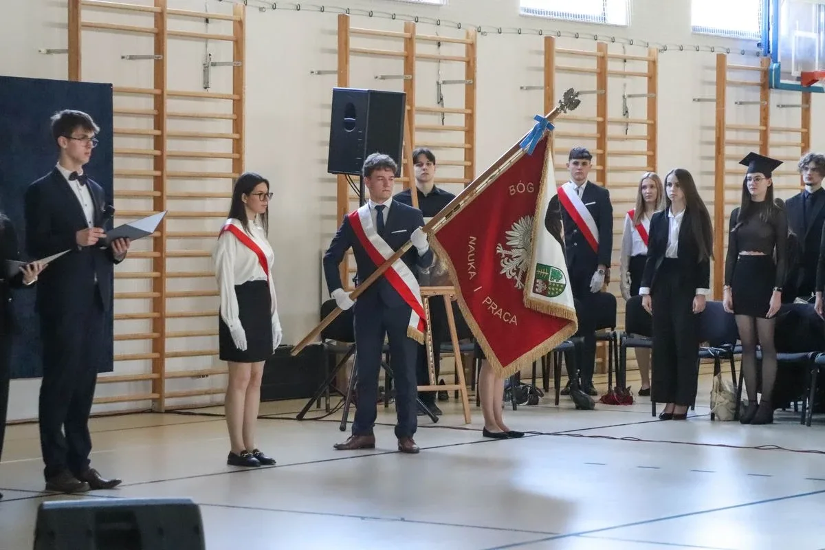 Koniec szkoły, czas na maturę. Uczniowie "Koperniczka" pożegnali szkolne ławki (zdjęcia, wideo)