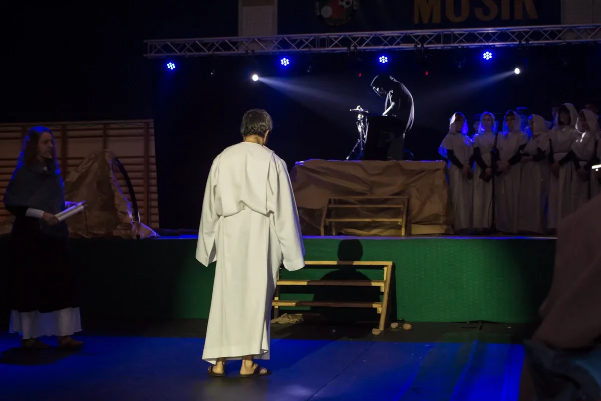 Misterium pasyjne w wykonaniu grupy Rzeczpospolita Apostolska (zdjęcia, wideo)