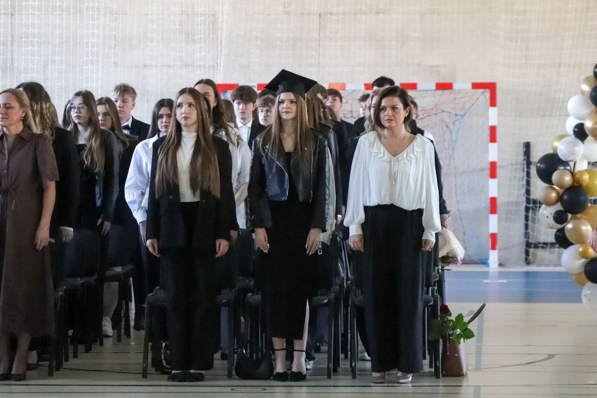 Koniec szkoły, czas na maturę. Uczniowie "Koperniczka" pożegnali szkolne ławki (zdjęcia, wideo)