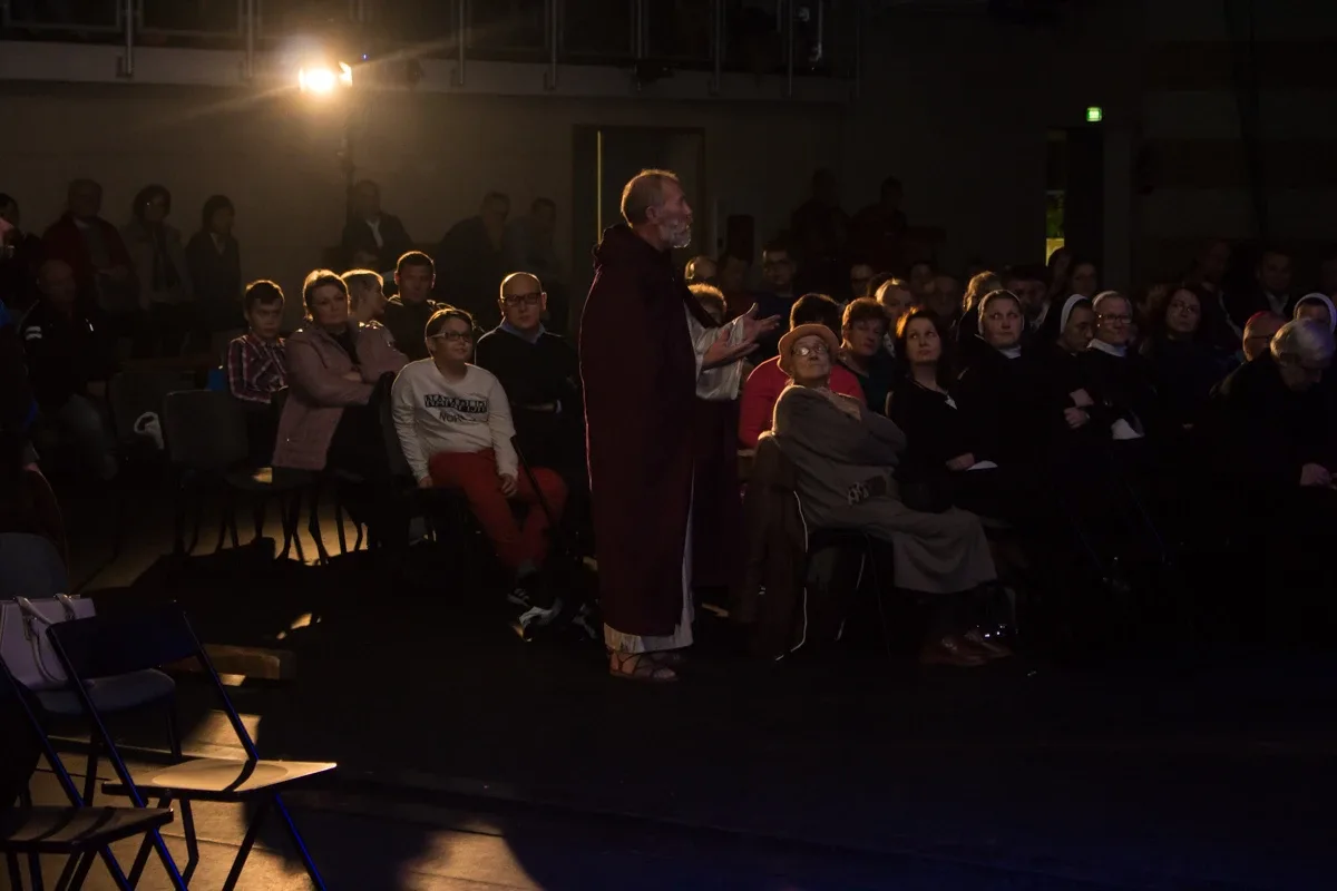 Misterium pasyjne w wykonaniu grupy Rzeczpospolita Apostolska (zdjęcia, wideo)